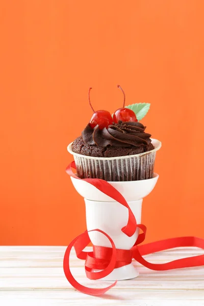 Schokoladen-Cupcake mit Kirschen und Sahne — Stockfoto