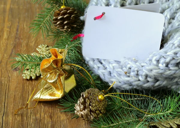 Kerstmis samenstelling met een gebreide sjaal en decoraties — Stockfoto