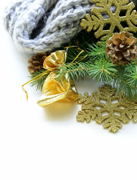 Weihnachtskomposition mit gestricktem Schal und Dekorationen — Stockfoto