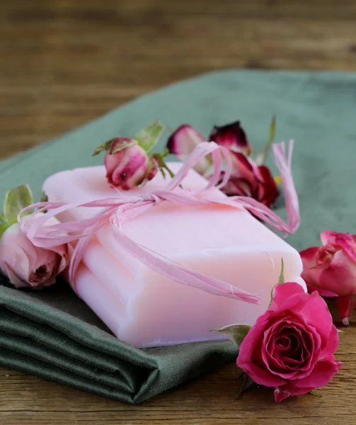 Sabão caseiro com rosas em uma mesa de madeira — Fotografia de Stock