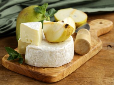 Brie peyniri (camembert) ile armut ahşap oyun tahtası