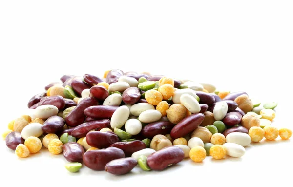 Sortimento de diferentes tipos de feijão - feijão vermelho, grão de bico, ervilhas — Fotografia de Stock