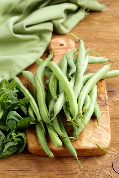 Haricots verts frais sur une table en bois — Photo