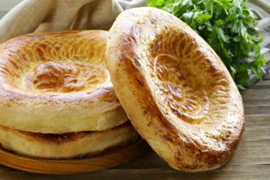 geleneksel Orta Asya ekmek, ekmeği ahşap bir masa üzerinde kazık.