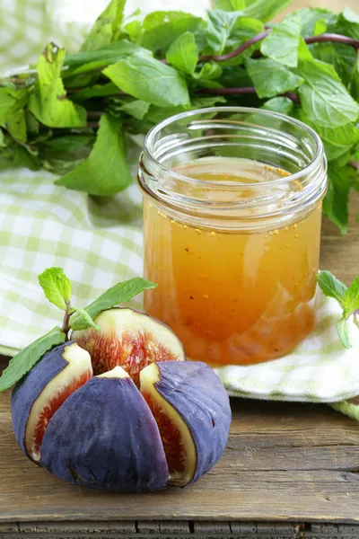Fíkovým džemem s čerstvým ovocem na dřevěný stůl — Stock fotografie