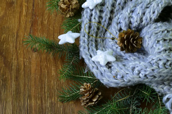 Weihnachtskomposition mit gestricktem Schal und Dekorationen — Stockfoto