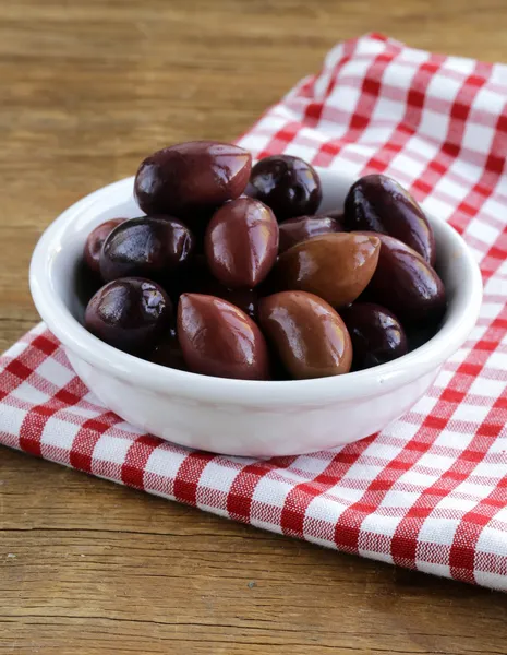 Reife schwarze Kalamata-Oliven in einer weißen Schüssel — Stockfoto