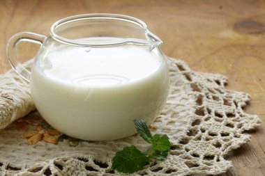 süt, rustik tarzı ile cam sürahi