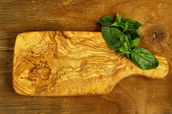 Tagliere da cucina su uno sfondo di legno — Foto Stock