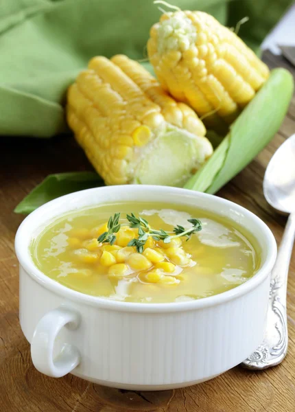 Van verse gele maïs soep geserveerd op een houten tafel — Stockfoto