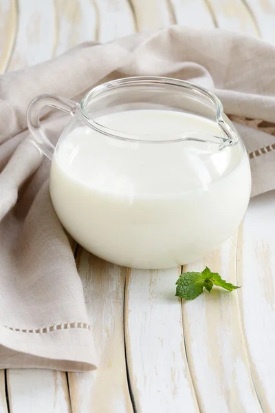 Süt, rustik tarzı ile cam sürahi — Stok fotoğraf