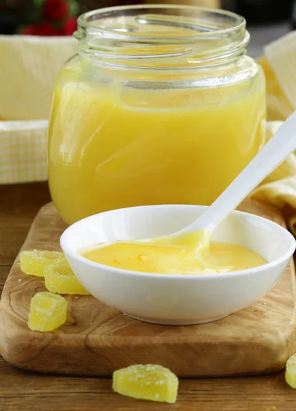 Caillé de citron maison dans un bocal en verre sur une table en bois — Photo