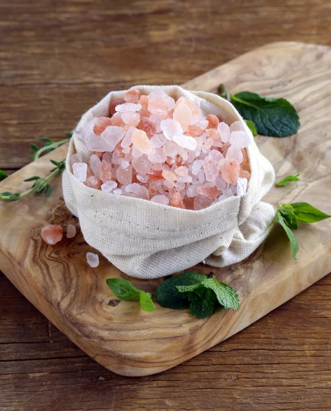 Marca de lujo sal rosa en una bolsa de lino —  Fotos de Stock