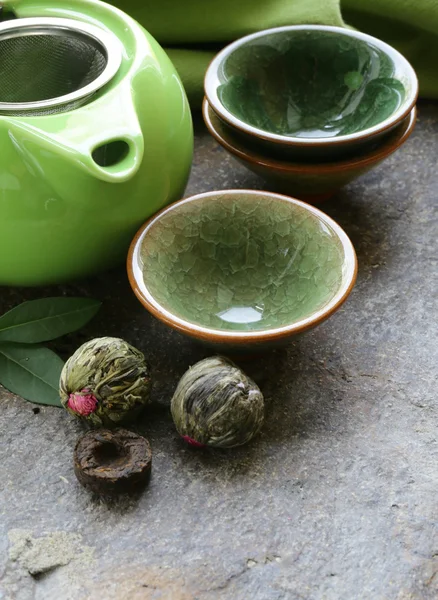 Conjunto para uma bebida tradicional de chá (bule, xícaras e chá verde ) — Fotografia de Stock