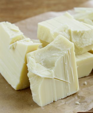 büyük beyaz çikolata parçaları ve cips bar