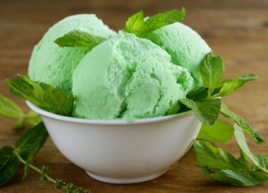 Top dondurma ile taze yeşil ot nane