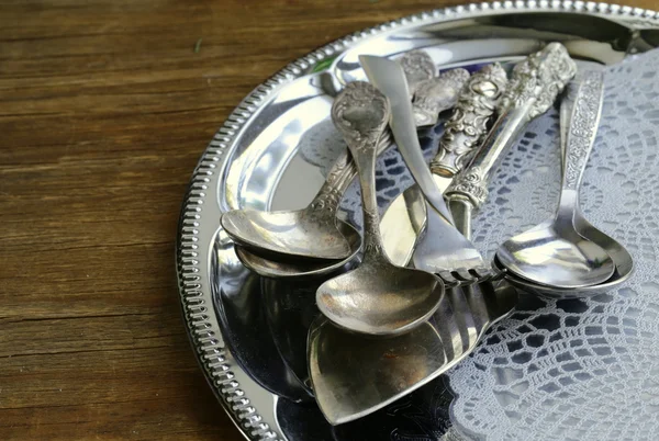 Posate vintage con tovagliolo vecchio stile su un vassoio d'argento — Foto Stock