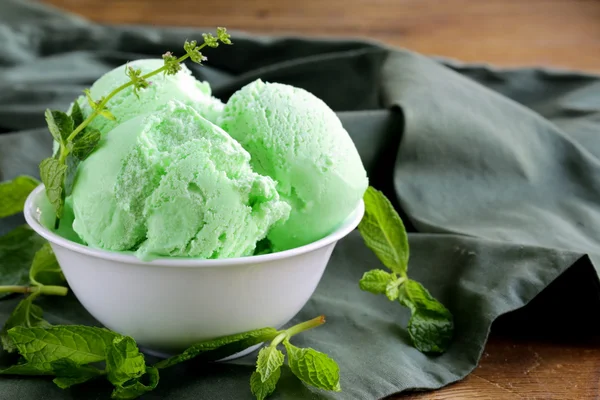 Palline gelato alla menta con erbe fresche verdi — Foto Stock