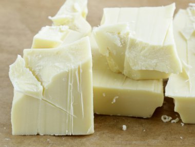 büyük beyaz çikolata parçaları ve cips bar