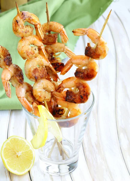 Shrimp grilled on wooden skewers with lemon — Stock Photo, Image