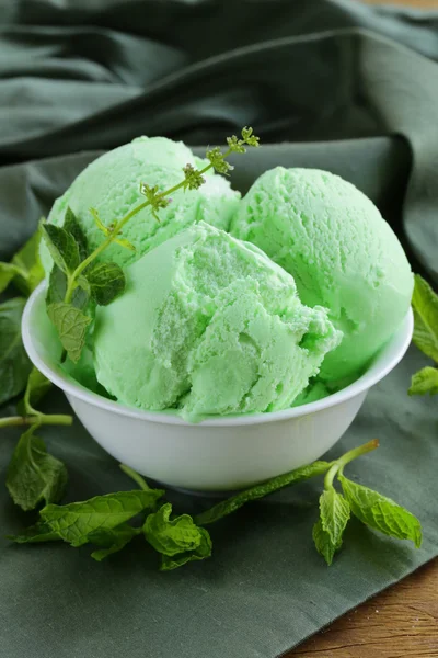 Balls mint ice cream with fresh green herb — Stock Photo, Image