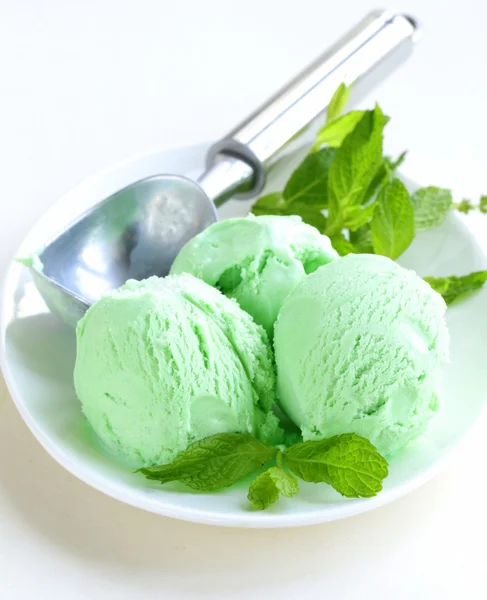 Minzkugeln-Eis mit frischen grünen Kräutern — Stockfoto