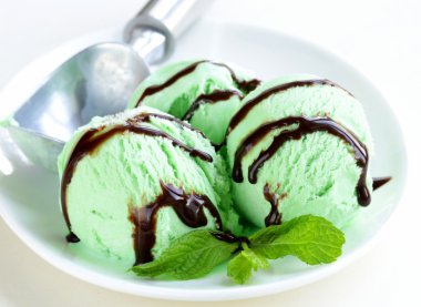 Top dondurma ile taze yeşil ot nane