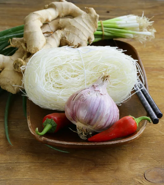 Aziatisch voedselingrediënten - rijstnoedels, gember, peper, knoflook — Stockfoto