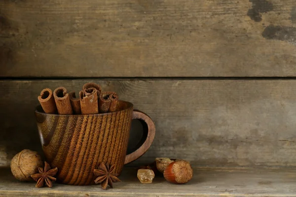 Kerstmis spices - kaneelstokjes en steranijs — Stockfoto