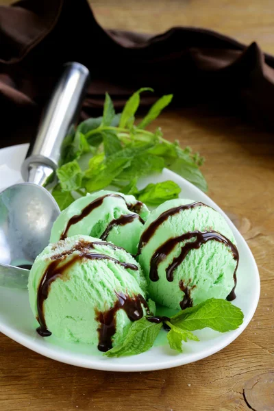 Balls mint ice cream with fresh green herb — Stock Photo, Image