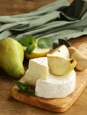 Brie peyniri (camembert) ile armut ahşap oyun tahtası