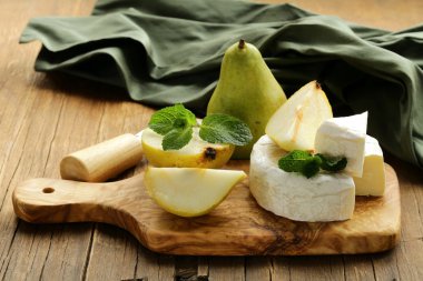 Brie peyniri (camembert) ile armut ahşap oyun tahtası