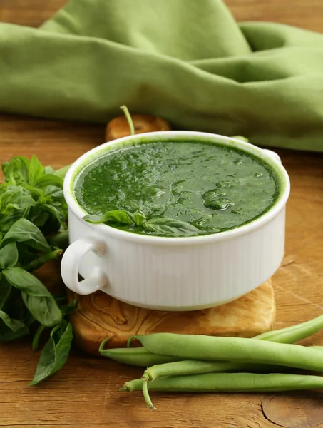 Sopa de crema verde de espinacas y guisantes verdes en tazón blanco —  Fotos de Stock
