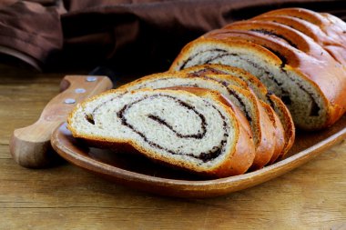 ahşap plaka üzerinde haşhaş tohumu ile bisküvi rulo