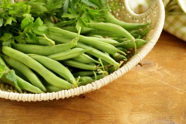 ahşap bir masa üzerinde taze fasulye