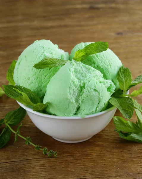 Balls mint ice cream with fresh green herb — Stock Photo, Image