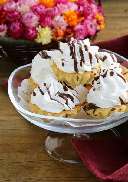 Tartaletas de postre dulce con merengue y chocolate — Foto de Stock