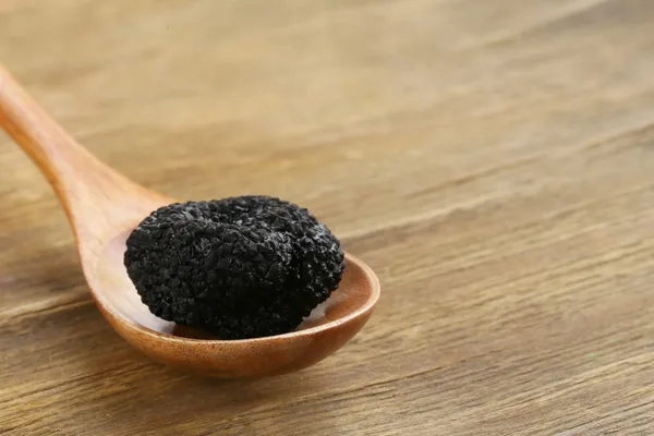 Incelik siyah trüf mantar - nadir ve pahalı sebze — Stok fotoğraf