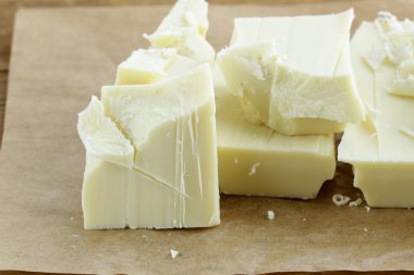 büyük beyaz çikolata parçaları ve cips bar