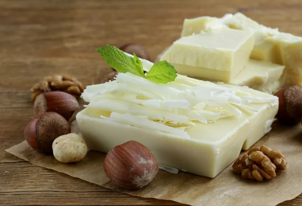 Große Tafel weiße Schokoladenstücke und Chips — Stockfoto