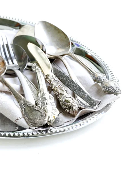 复古餐具与老式餐巾上一个银托盘 — 图库照片