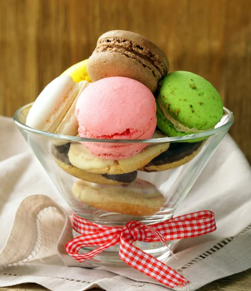 Colorful macaroons (pistachio, raspberry, chocolate, vanilla) — Stock Photo, Image