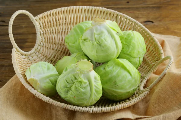 Mogen vitkål på ett träbord — Stockfoto