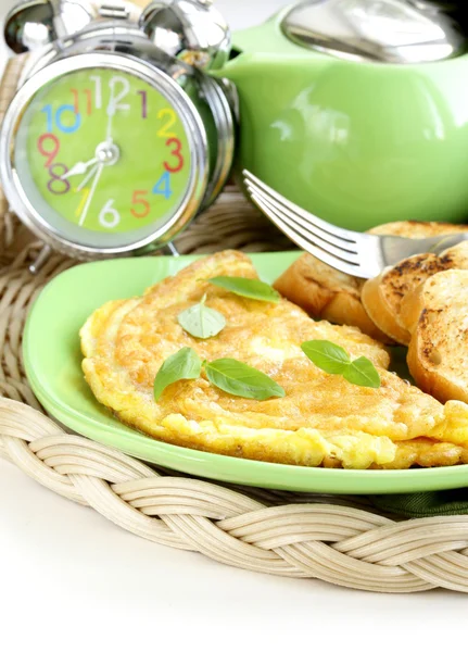 Omelete de ovo fresco com manjericão para o café da manhã — Fotografia de Stock