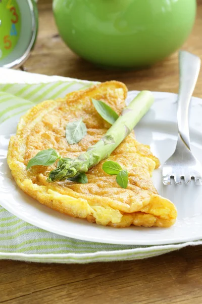 Fresh egg omelet with asparagus and basil — Stock Photo, Image