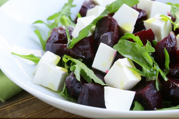 Salad with beetroot and soft feta cheese and arugula — Stock Photo, Image