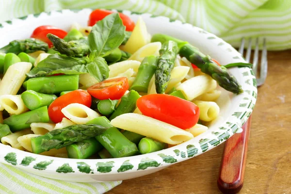 Penne pasta with tomatoes and asparagus, fresh spring food — Stock Photo, Image