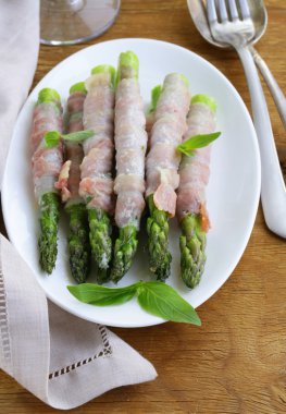 iştah açıcı jambon ve fesleğen ile kızarmış kuşkonmaz