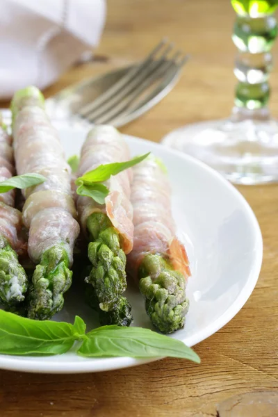 Antipasto di asparagi fritti con prosciutto e basilico — Foto Stock