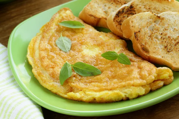 Świeżych jaj omlet z bazylią na śniadanie — Zdjęcie stockowe